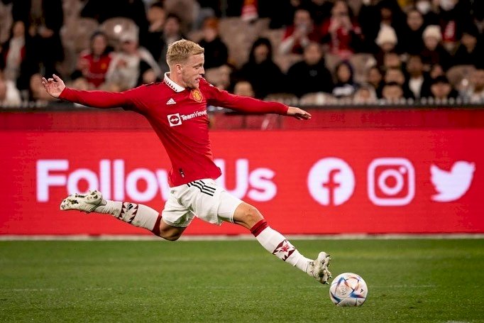 Donny van de Beek pastikan keluar dari Manchester United dengan ungkapan emosional